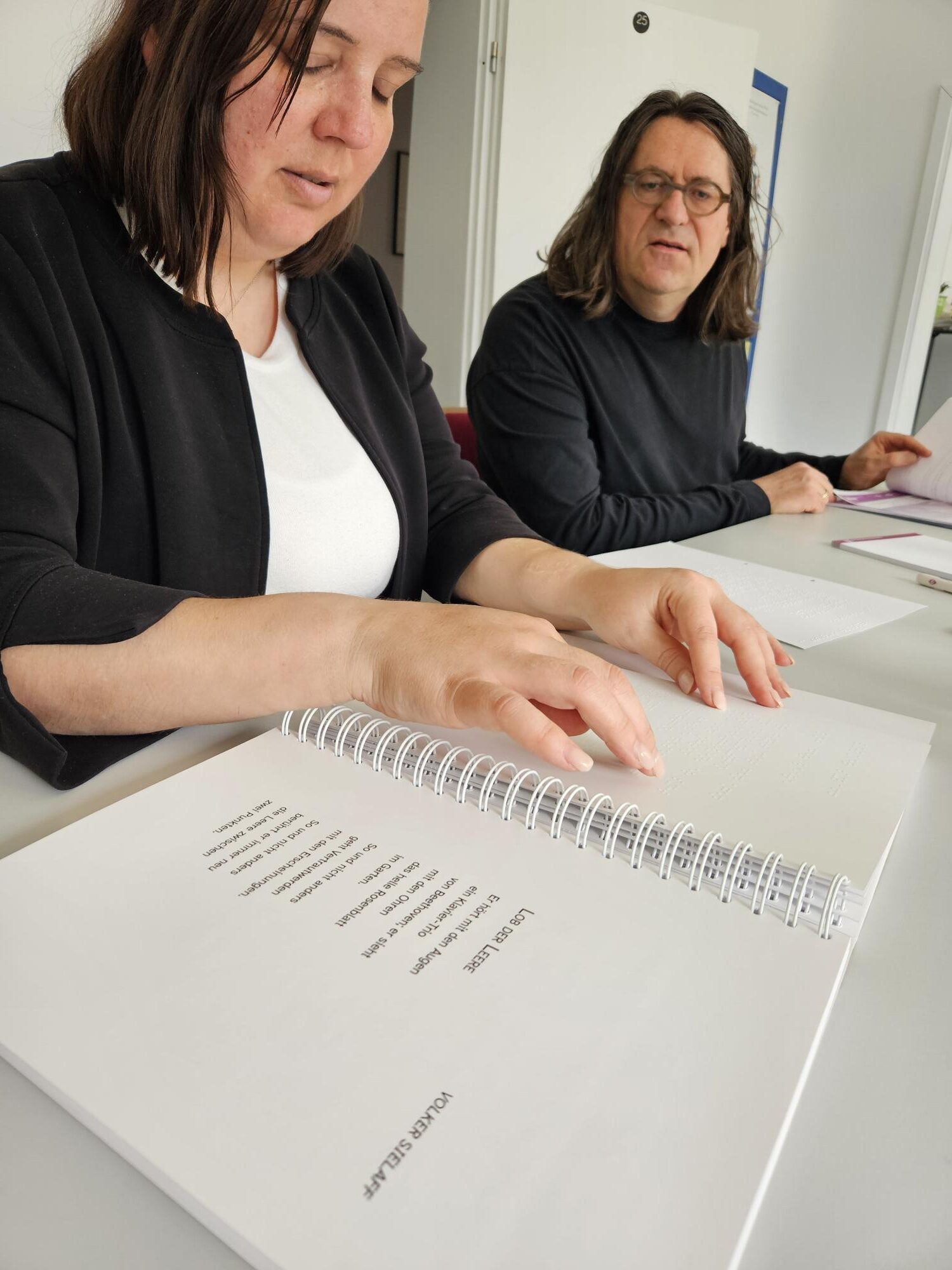 „Seht her – Poesie in Braille“